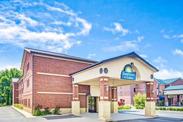 Exterior - Days Inn & Suites by Wyndham Jeffersonville IN (Jeffersonville)