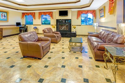 Days Inn & Suites by Wyndham Jeffersonville IN