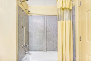 Combined shower/tub, hair dryer, towels