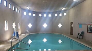 Kolam renang tertutup