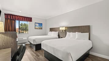 Quarto, 2 camas Queen, para não fumantes | Roupas de cama premium, camas com colchões pillow-top