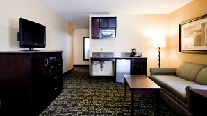 Hypo-allergenic bedding, pillow-top beds, in-room safe, desk - Holiday Inn Express & Suites Woodland Hills by IHG (Woodland Hills)