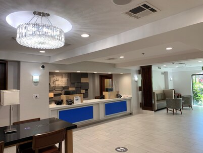 Holiday Inn Express & Suites Woodland Hills by IHG