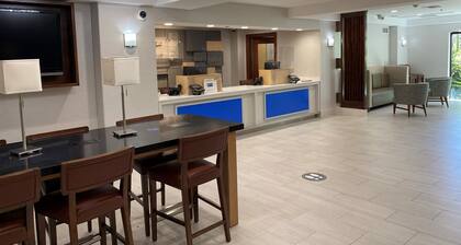 Holiday Inn Express & Suites Woodland Hills by IHG