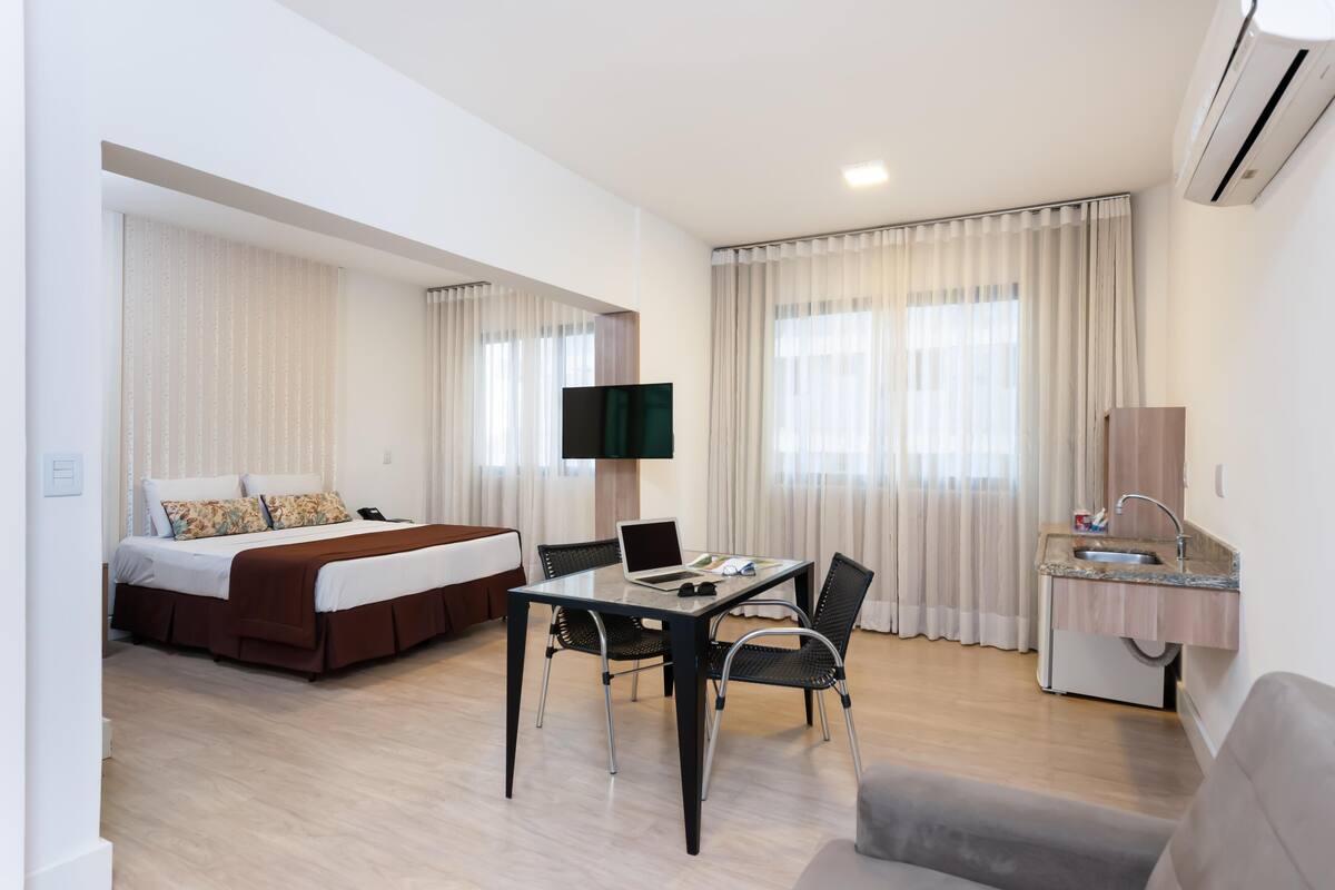 Minibar, Schreibtisch, Verdunkelungsvorhänge, kostenloses WLAN