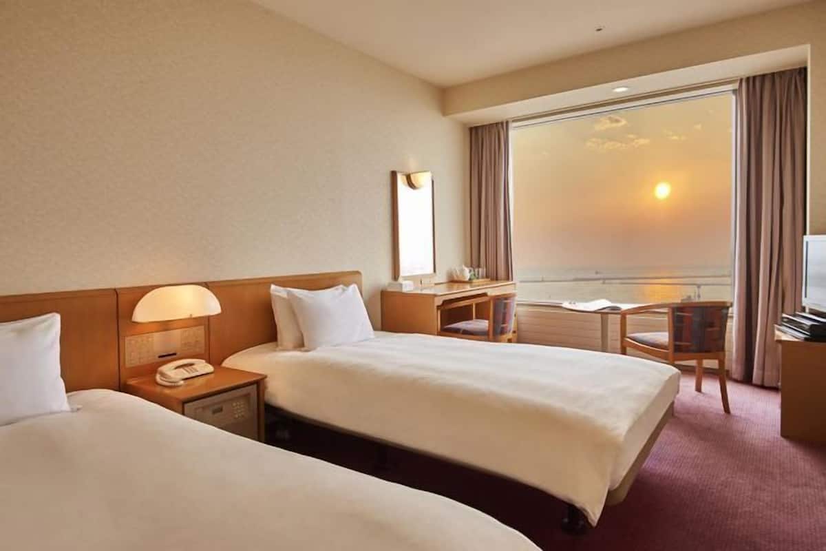 Premium bedding, in-room safe, desk, free WiFi