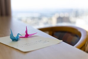 A table with origami cranes and a piece of paper with handwritten text. - Kushiro Prince Hotel (Kushiro)