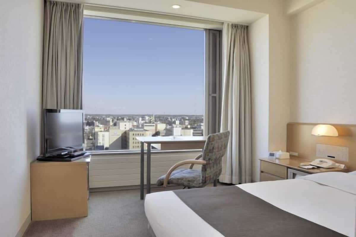 Premium bedding, in-room safe, desk, free WiFi