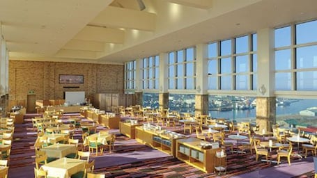 2 restaurantes, se sirven desayunos, comidas, cenas y cocina china