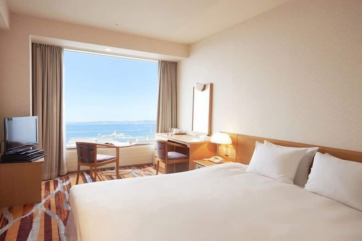Premium bedding, in-room safe, desk, free WiFi