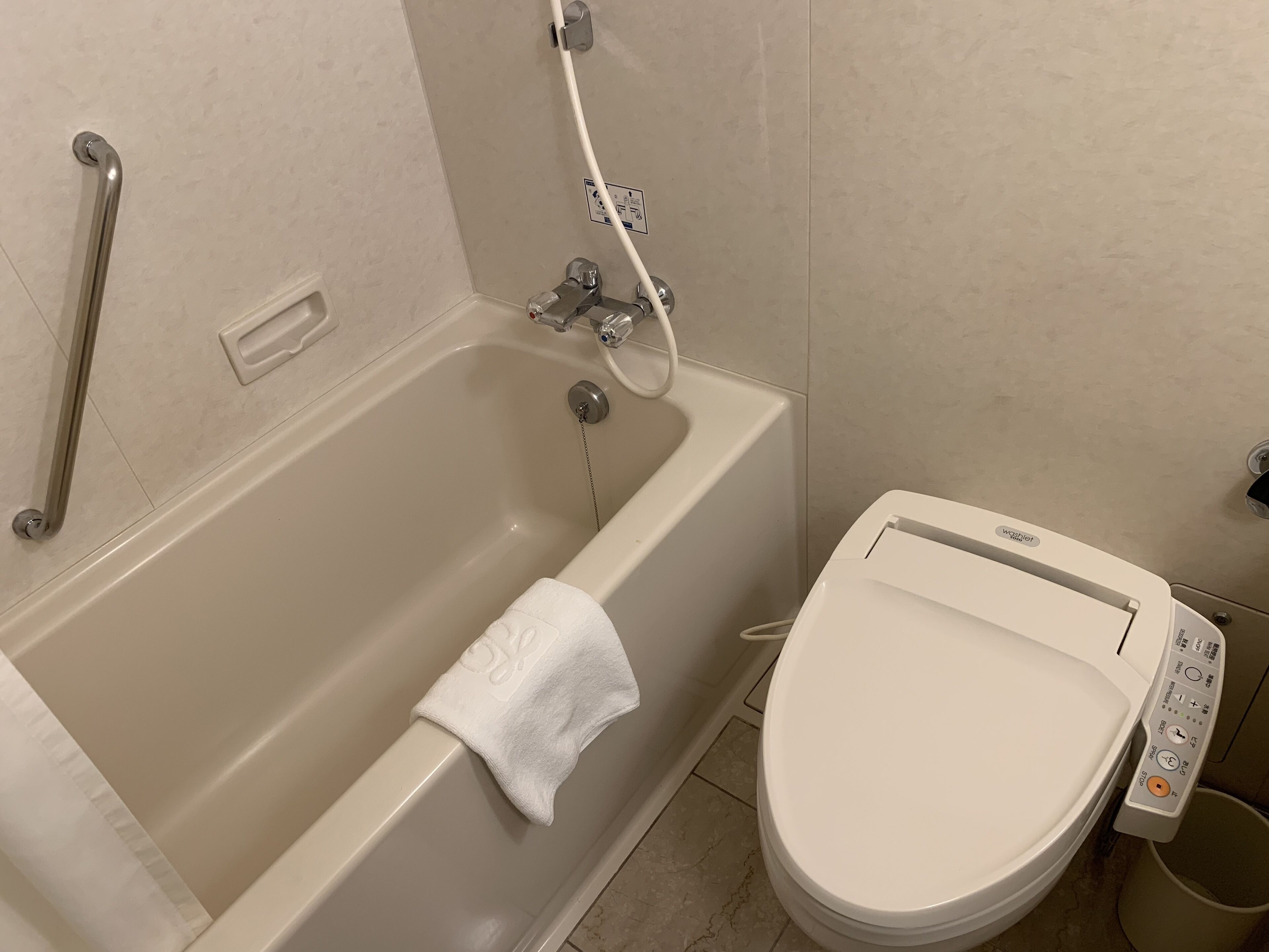 Combined shower/bathtub, free toiletries, hair dryer, slippers