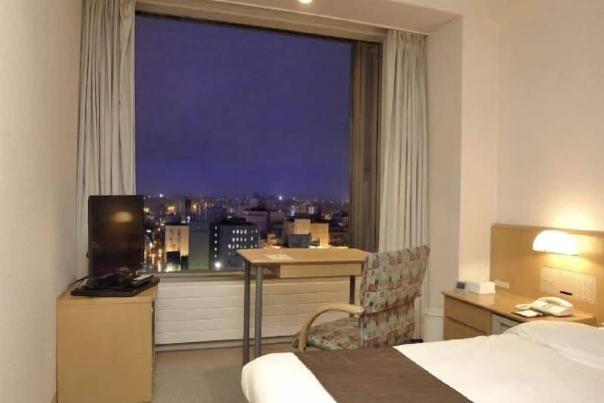 Premium bedding, in-room safe, desk, free WiFi