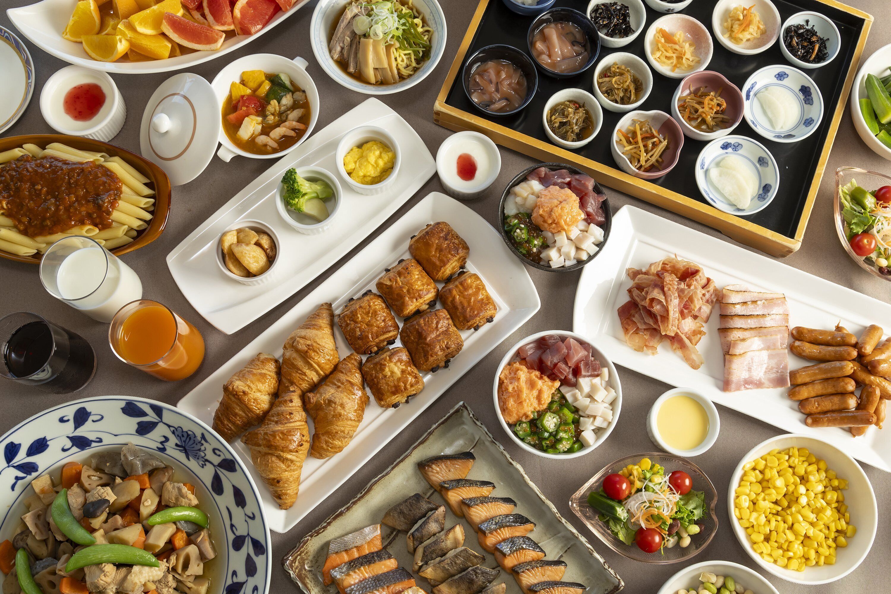 Daily buffet breakfast (JPY 2420 per person)