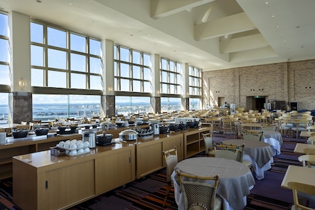 2 restaurantes; se sirve desayuno, almuerzo y cena; cocina china. Kushiro Prince Hotel