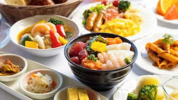 2 restaurantes; se sirve desayuno, almuerzo y cena
