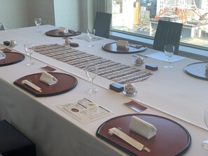 2 restaurantes; se sirve desayuno, almuerzo y cena
