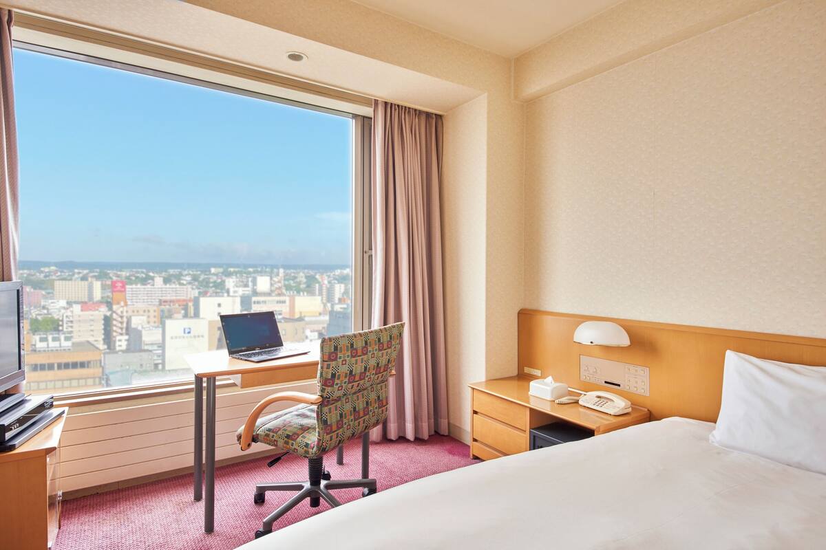 Premium bedding, in-room safe, desk, WiFi (free)