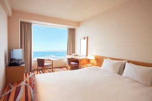 Ropa de cama de alta calidad y caja de seguridad en la habitación 