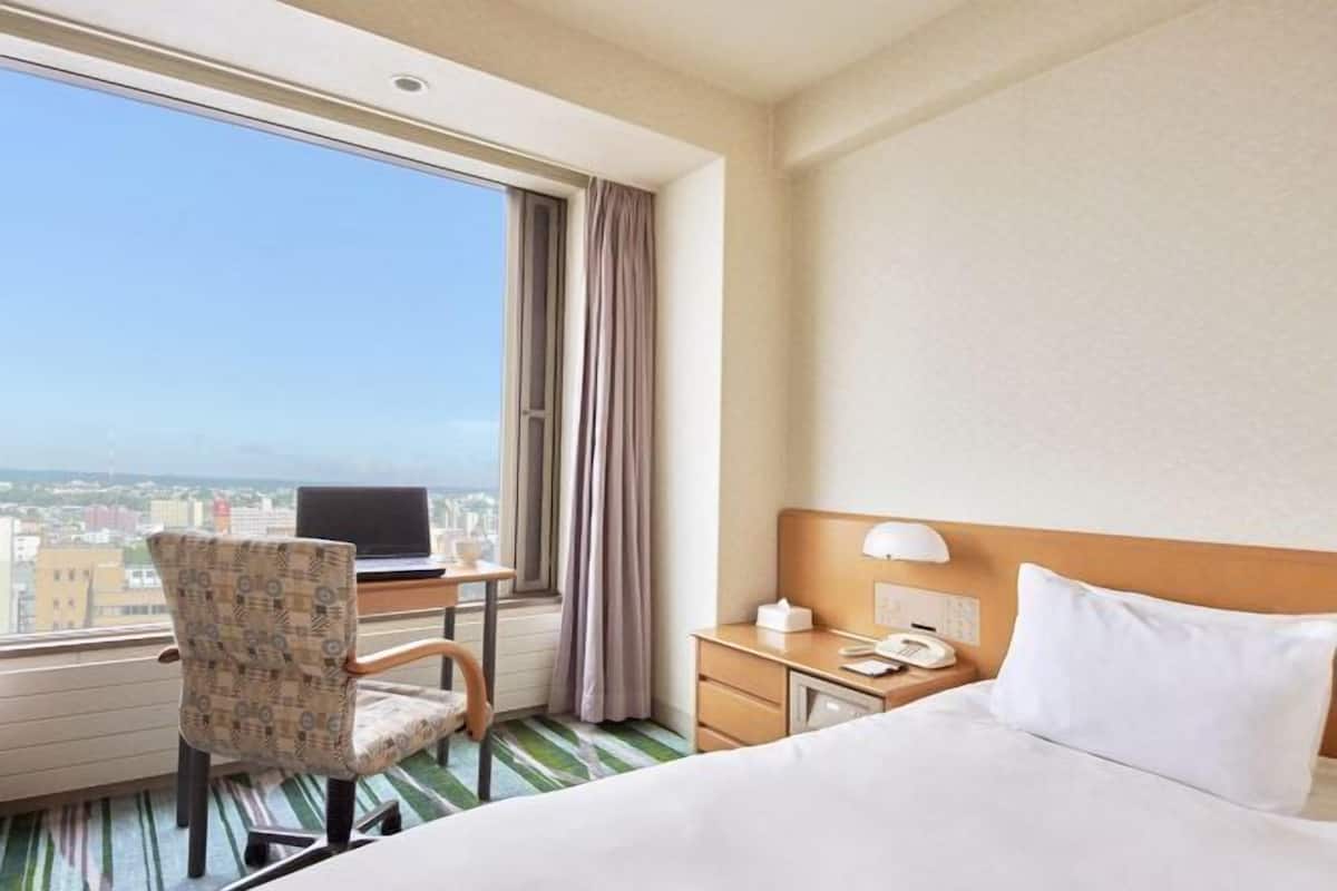 Premium bedding, in-room safe, desk, free WiFi