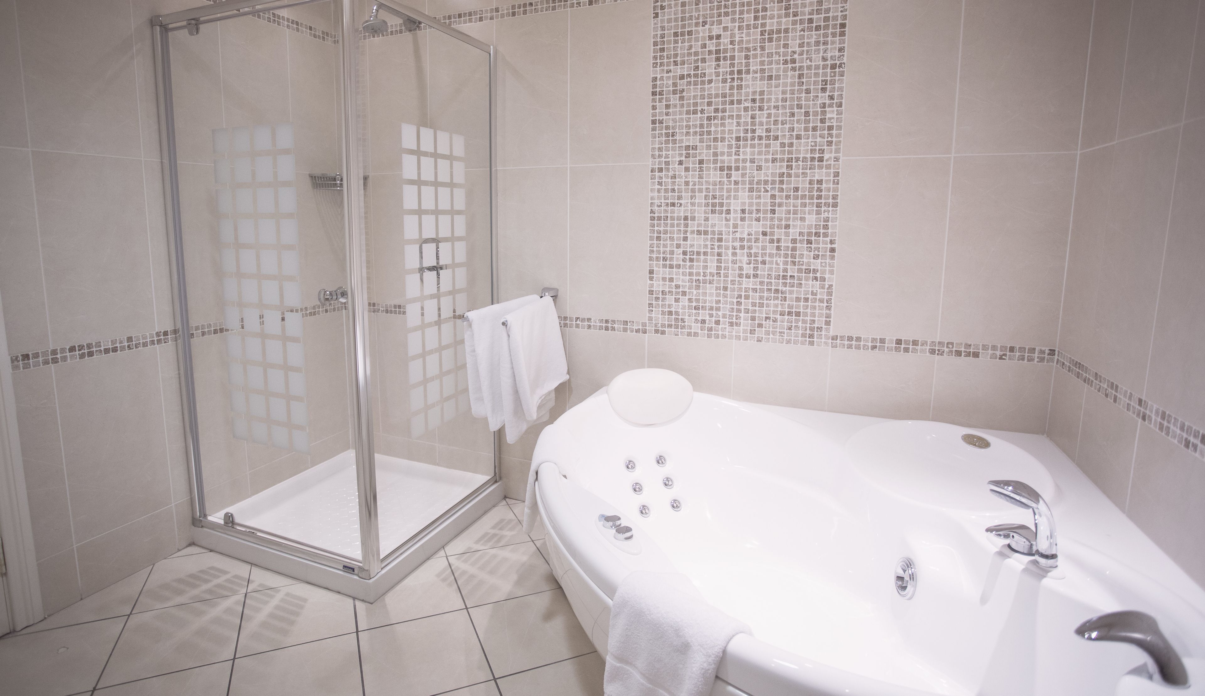 suite (ambassador) | deep-soaking bathtub