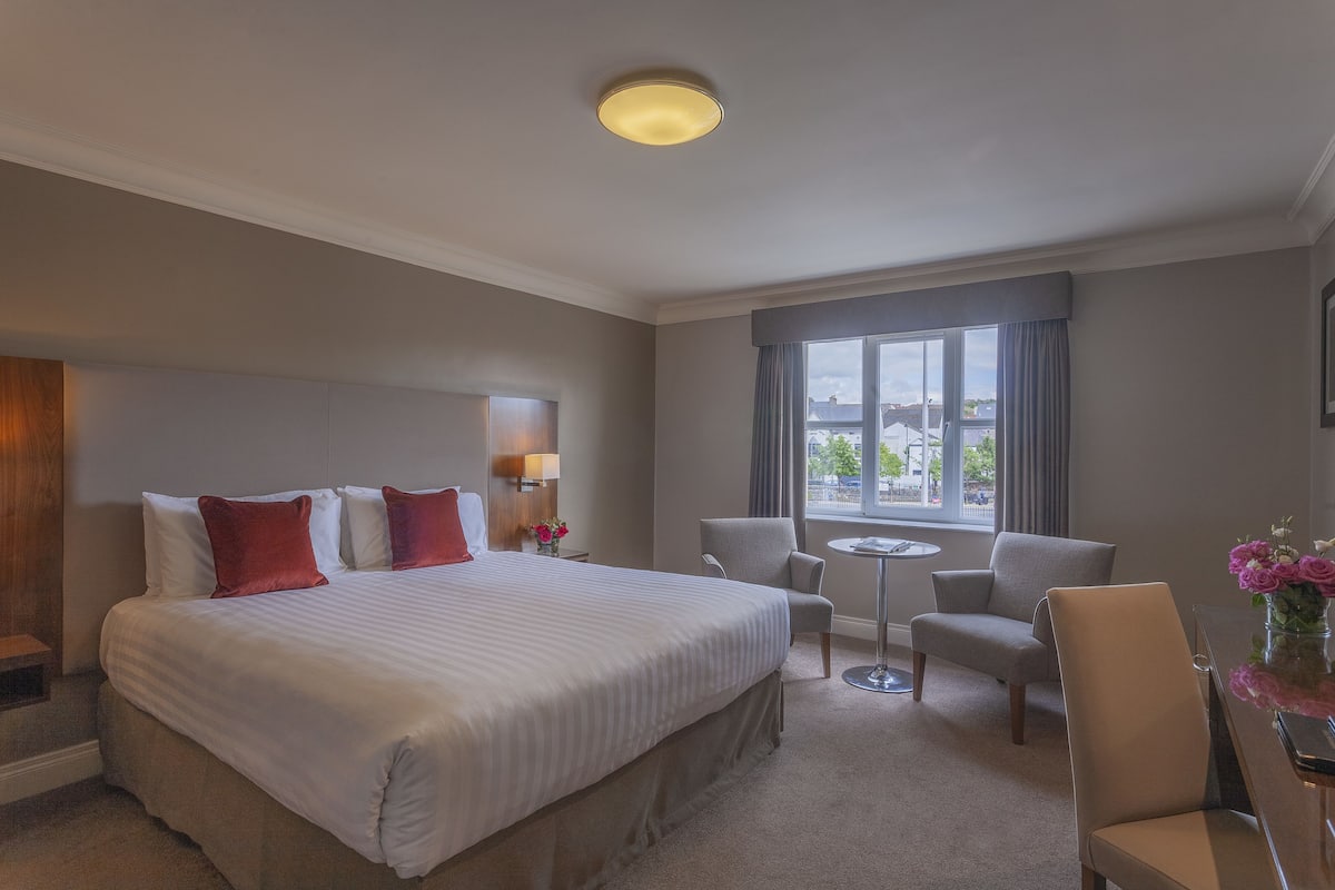 In-room safe, desk, soundproofing, iron/ironing board