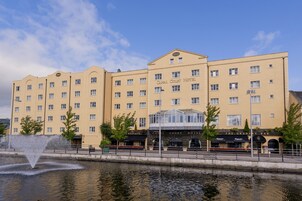 Un hotel de varios pisos, con restaurante y bar.
