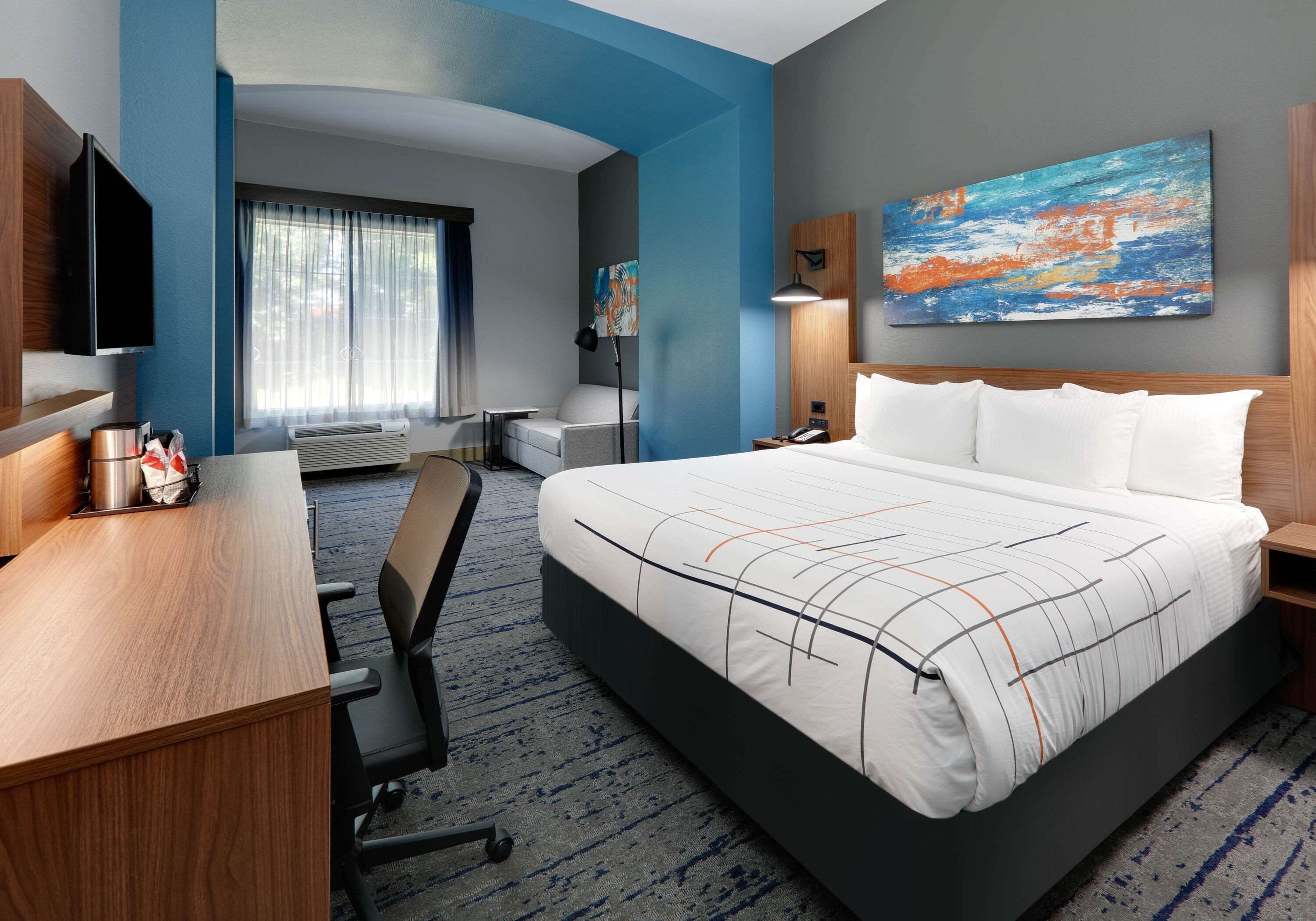 deluxe room, 1 king bed, accessible, non smoking (hearing impaired) | premium bedding, desk, iron/ironing board, free wifi