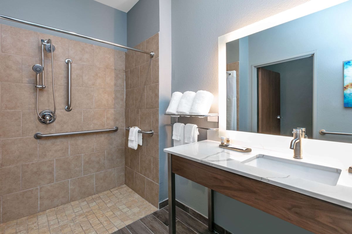 room, 1 king bed, accessible, non smoking (mobility) | bathroom | combined shower/bathtub, free toiletries, hair dryer, towels