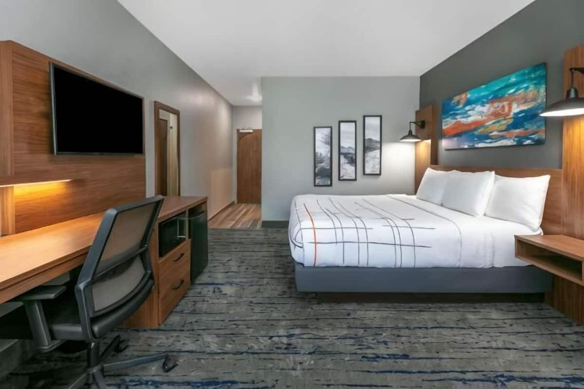 Premium bedding, desk, iron/ironing board, free WiFi