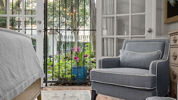 Habitación | Ropa de cama de alta calidad y caja de seguridad en la habitación
