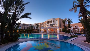 2 piscines extérieures