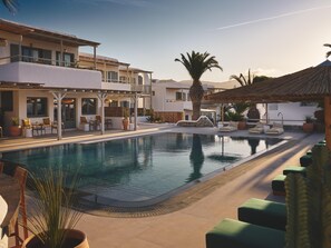 Seasonal outdoor pool, pool umbrellas, pool loungers - NUMO Mykonos Boutique Resort (Mykonos)