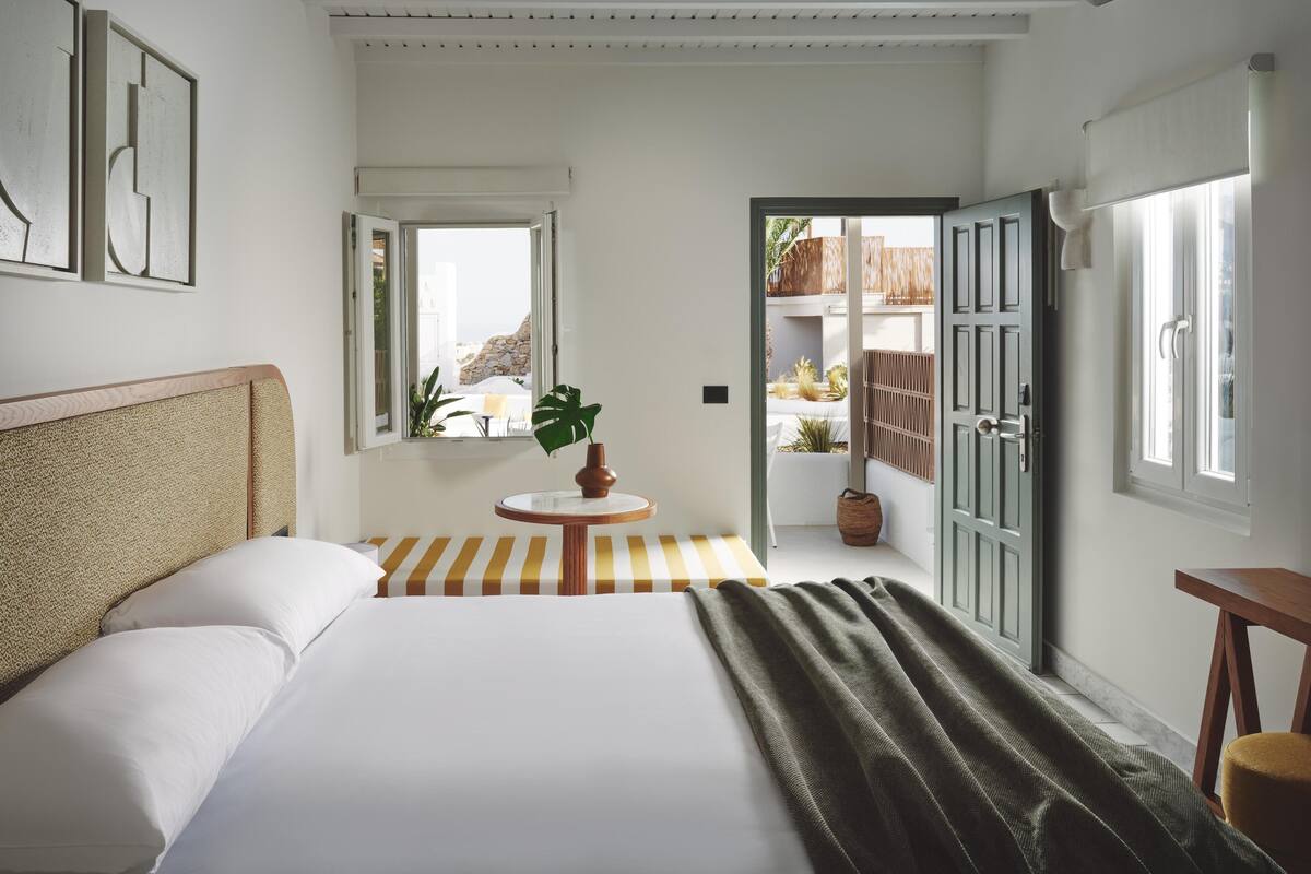Hypo-allergenic bedding, minibar, in-room safe, desk