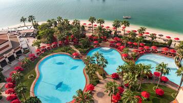 Playa privada, sillas reclinables de playa, sombrillas