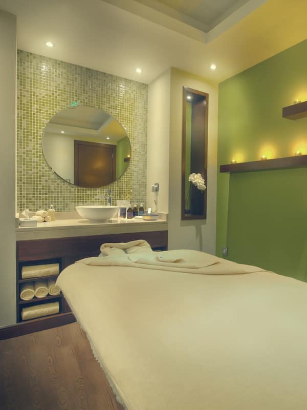 Couples treatment room(s), sauna, steam room, body treatments