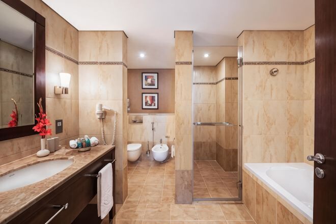 Badezimmer | Hydromassagedusche, umweltfreundliche Kosmetikartikel, Haartrockner