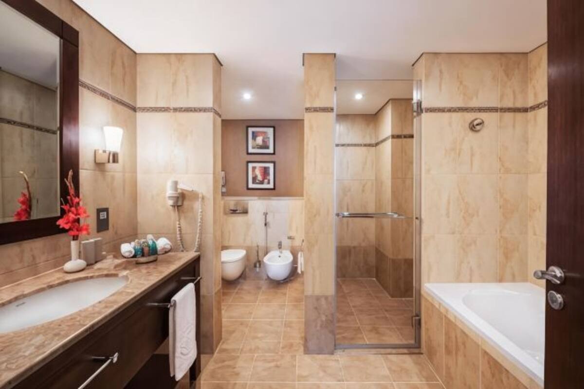 Badezimmer | Hydromassagedusche, umweltfreundliche Kosmetikartikel, Haartrockner