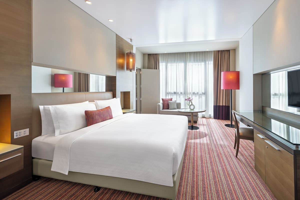 Familierom, rom vegg-i-vegg | Dundyner, minibar, safe på rommet og skrivebord