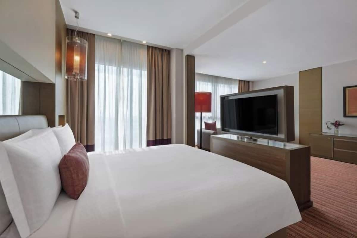 Down comforters, minibar, in-room safe, desk