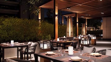 6 restaurants, breakfast, lunch served; local and international cuisine