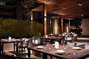6 restaurants, breakfast, lunch served; local and international cuisine