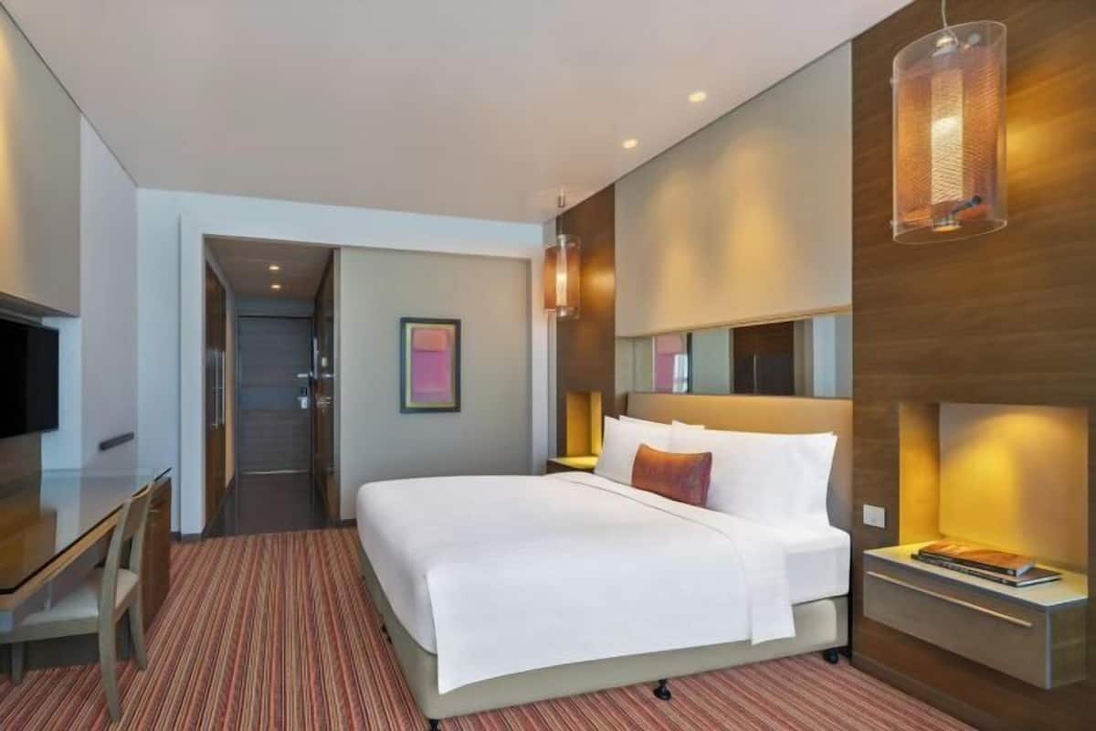 Down comforters, minibar, in-room safe, desk