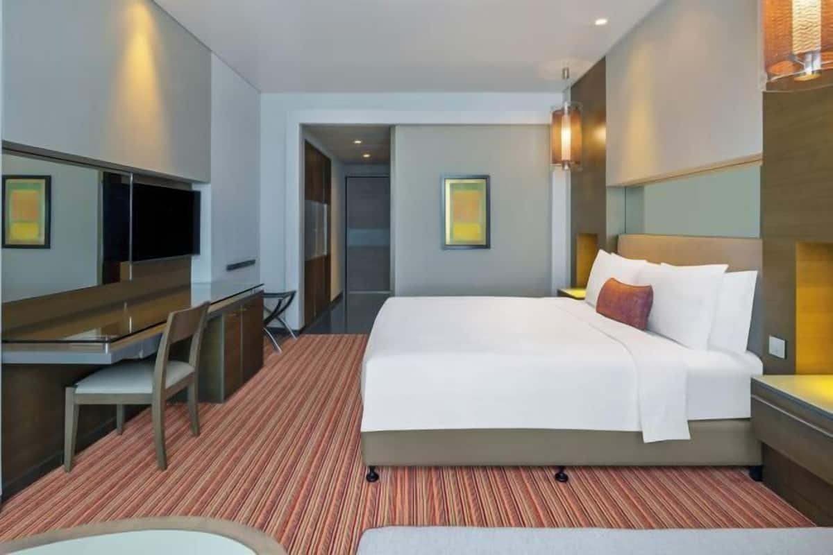 Down comforters, minibar, in-room safe, desk