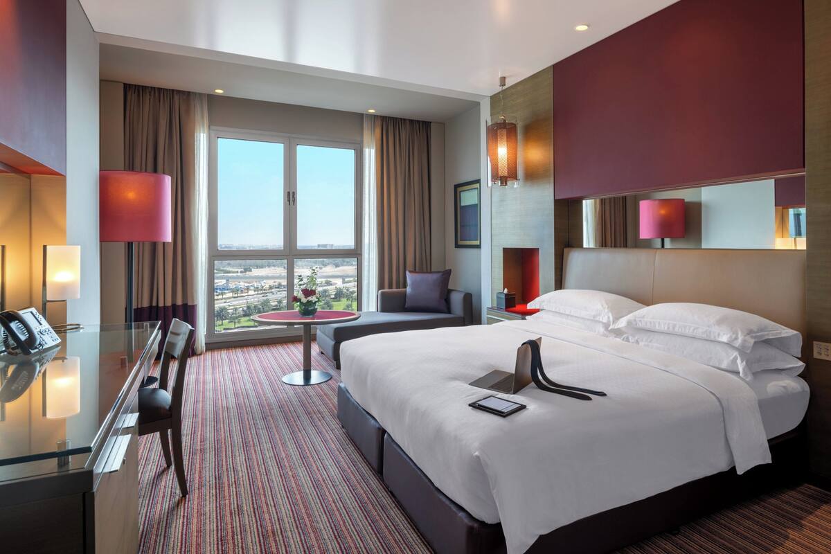 Room, 1 King Bed (Guest - Lounge Access) | Down comforters, minibar, in-room safe, desk
