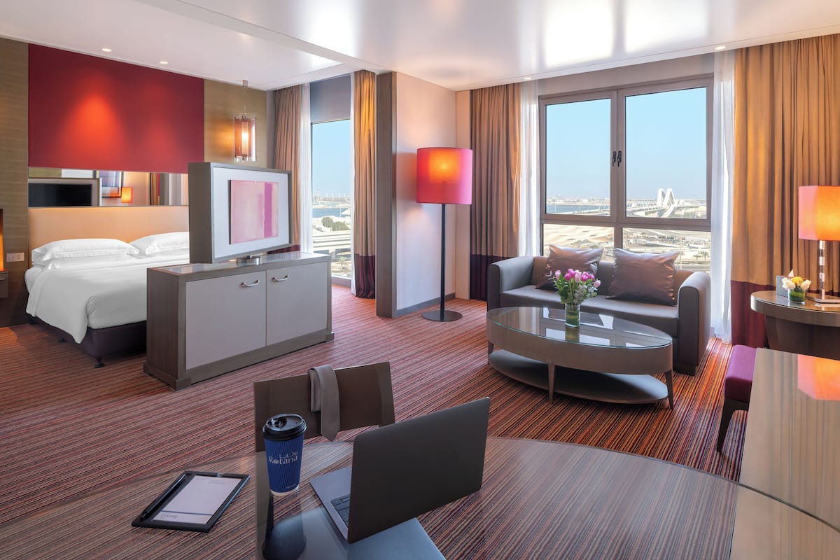 Camera, 1 letto king (Lounge Access) | Copriletto in piuma, minibar, cassaforte in camera, una scrivania