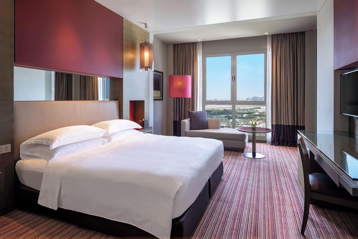 Suite, 1 camera da letto (King Bed - Lounge Access) | Copriletto in piuma, minibar, cassaforte in camera, una scrivania