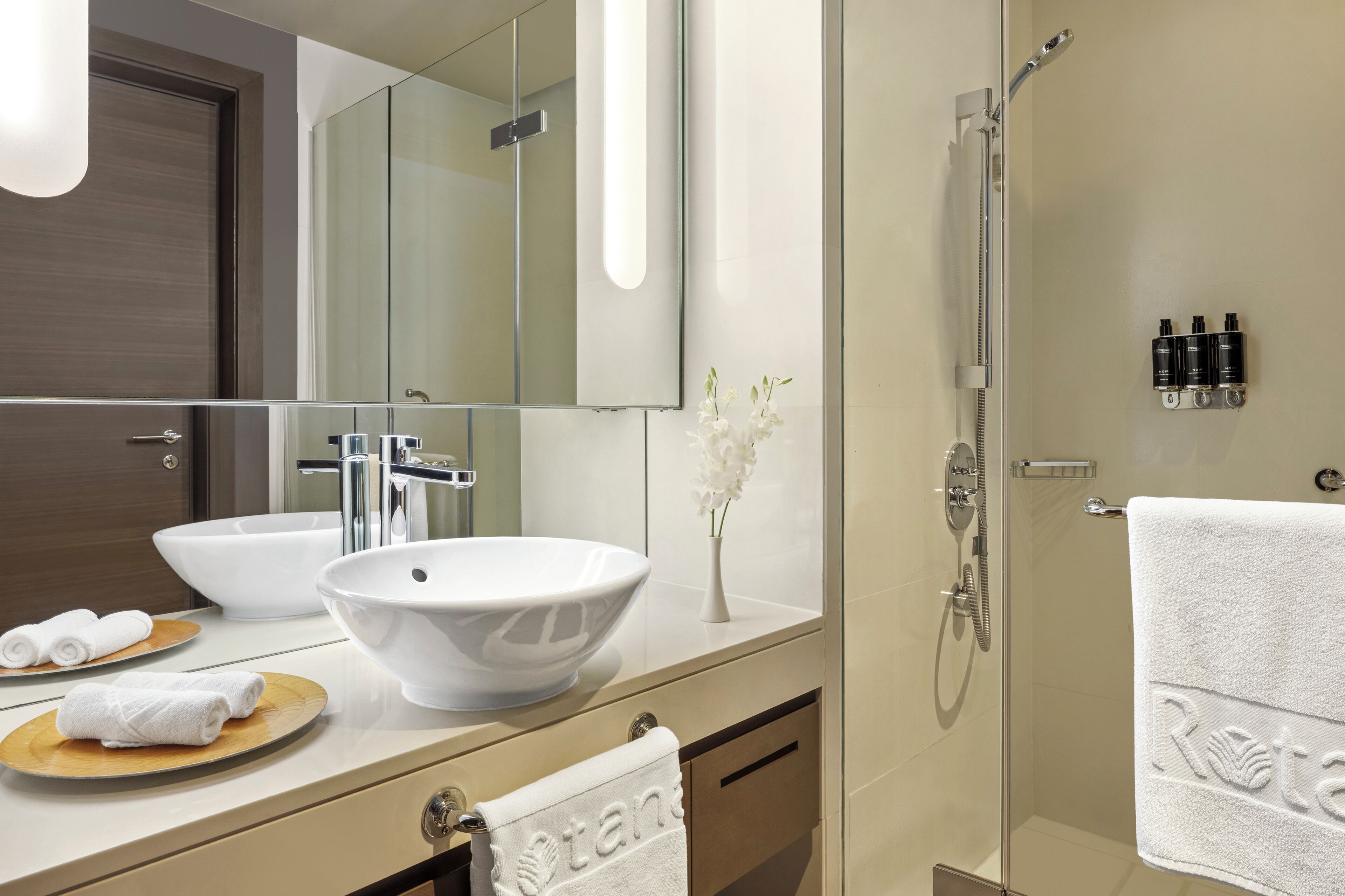 Douche, douche à « effet pluie », articles de toilette gratuits