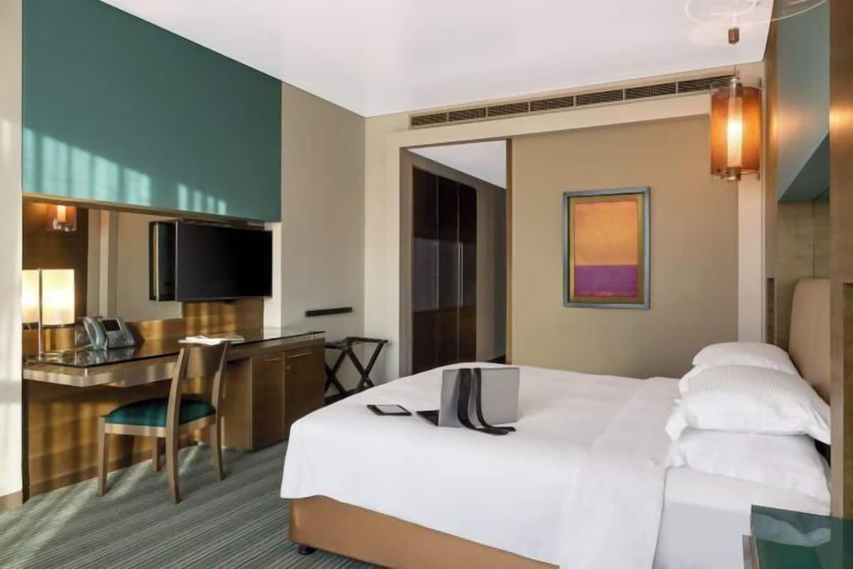 Cubrecamas, minibar, caja de seguridad en la habitación y escritorio