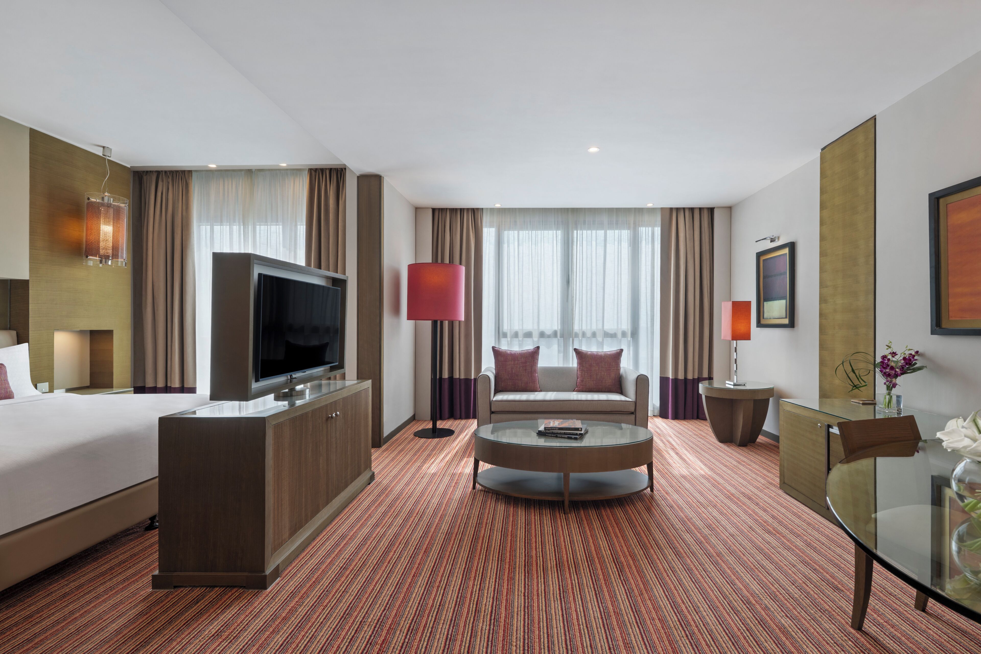 Quarto, 1 cama King (Lounge Access) | Banheiro | Chuveiro, chuveiro com efeito de chuva, produtos de toalete grátis 