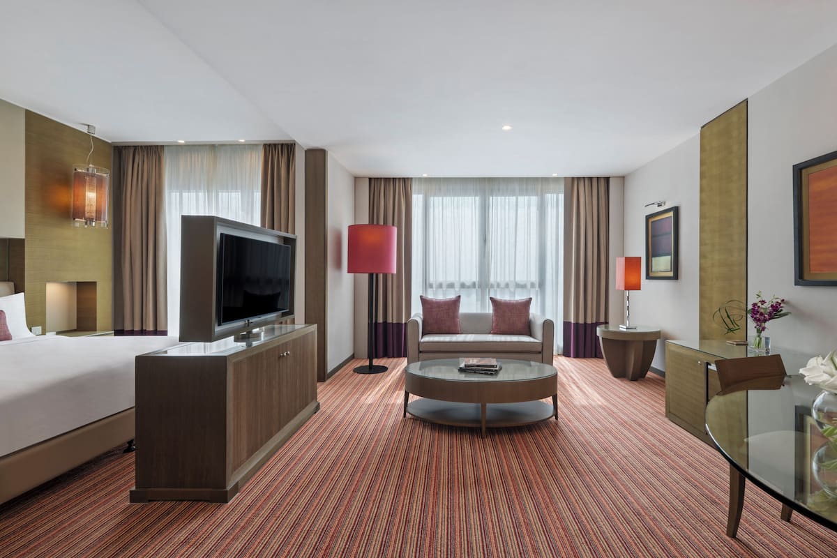 Suite Room - Club Lounge Access | Bathroom | Shower, rainfall showerhead, free toiletries, hair dryer